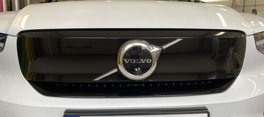 Laastad & Co. // Volvo c40 Chrome delete/xc40 helfoliering front 05.23
